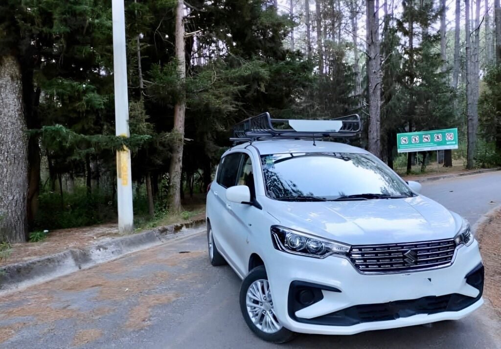 Camioneta de viajes sobre la carretera